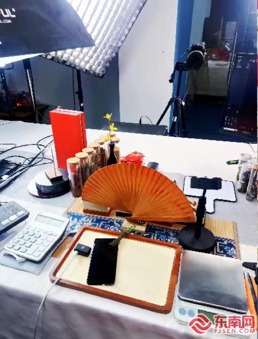 青春带货新力量 福州外语外贸学院学子化身助销员，助力家乡红木工艺品走向更广阔市场