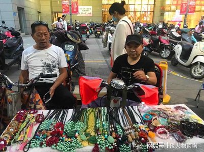 郑州二七区“温暖之家” 地摊上的手工艺品，每一件都藏着一个故事